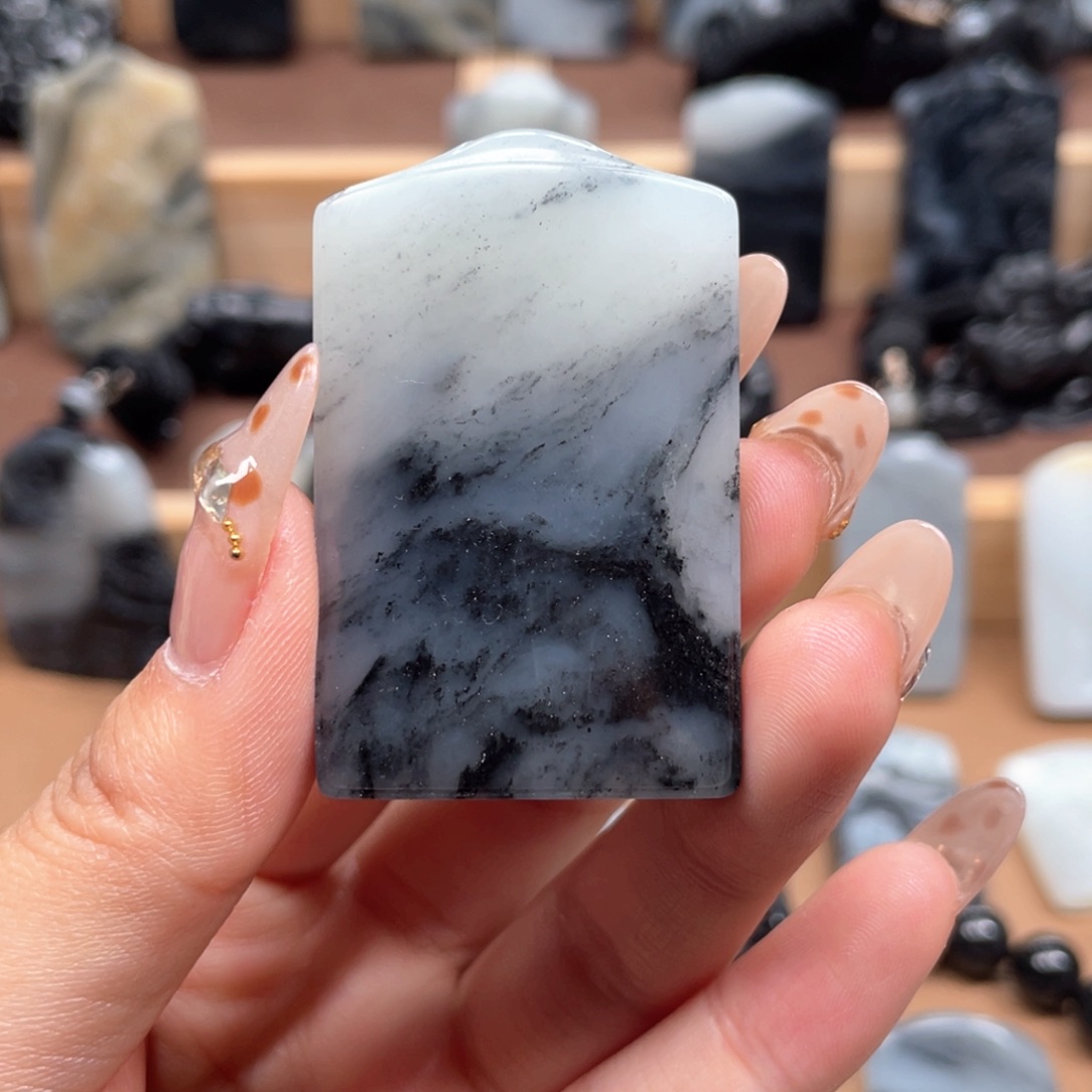 和田玉未镶嵌颈饰何*。