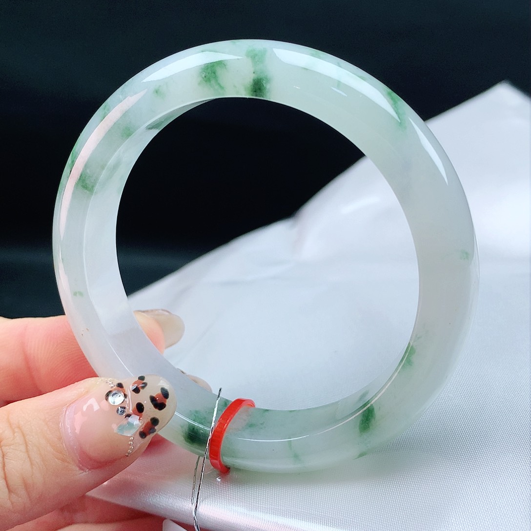 翡翠手镯未镶嵌54圈