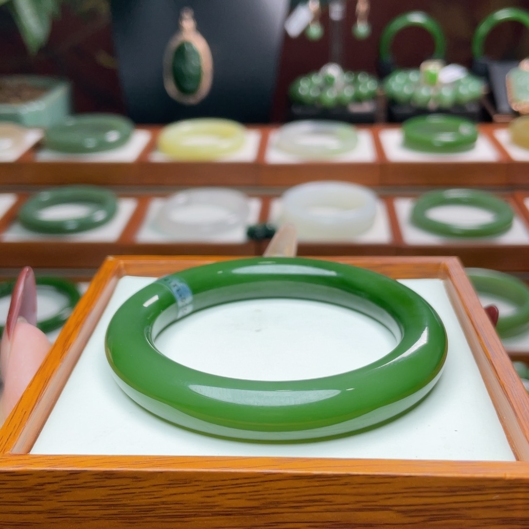 和田玉辣阳绿手镯56.1未镶嵌