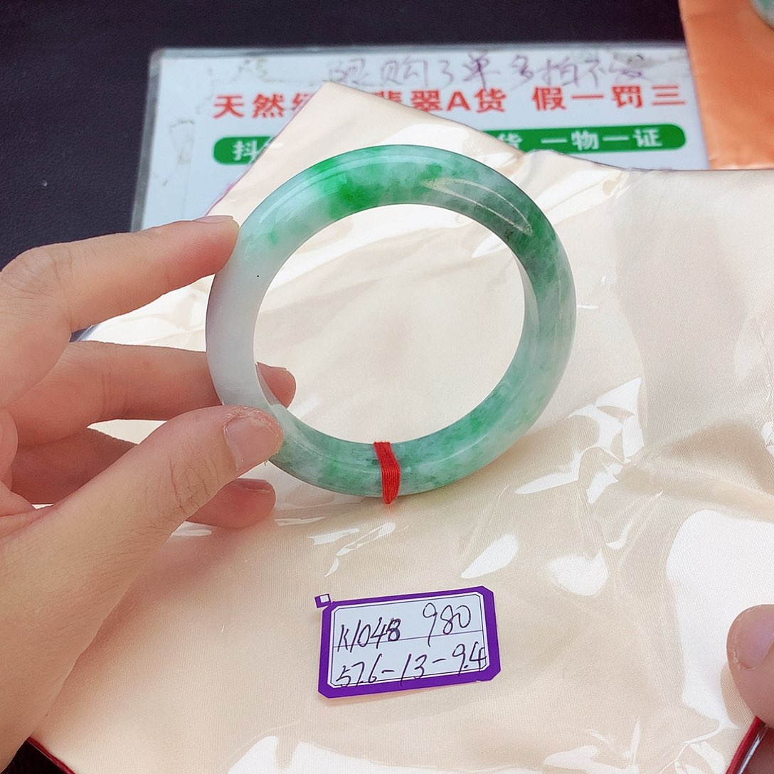 翡翠手镯未镶嵌翡翠