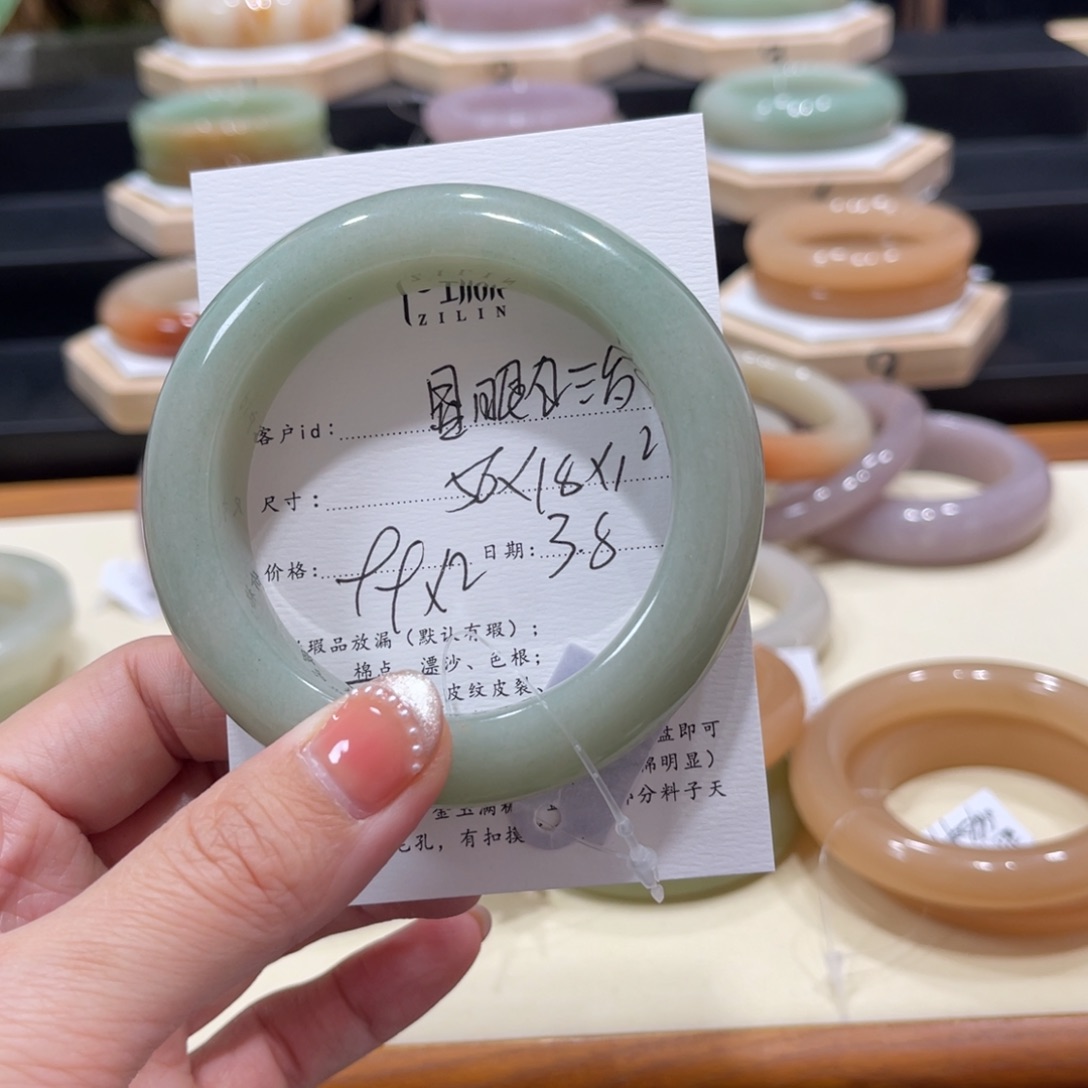 石英质玉手镯未镶嵌显***岁
