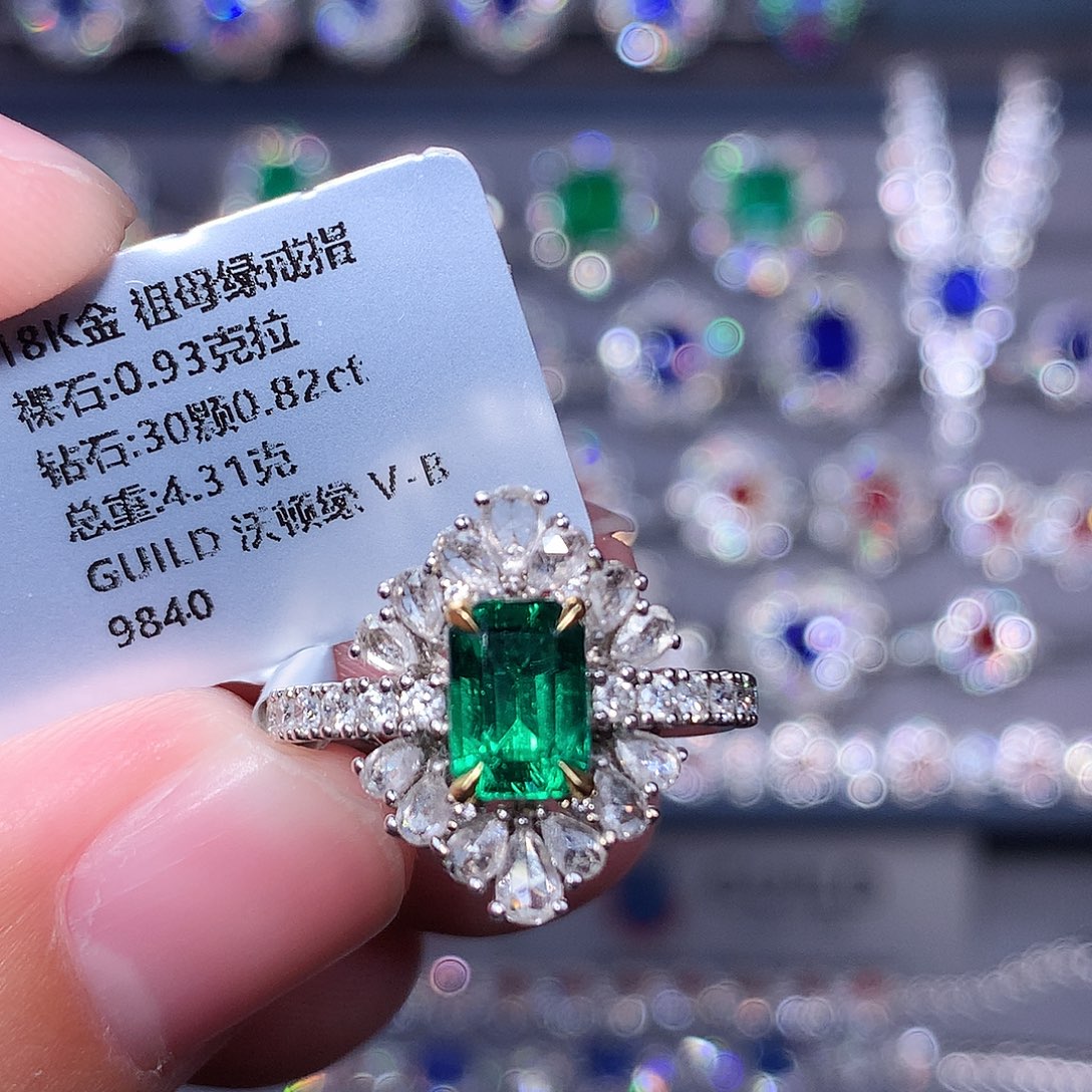 18K金镶嵌祖母绿戒指