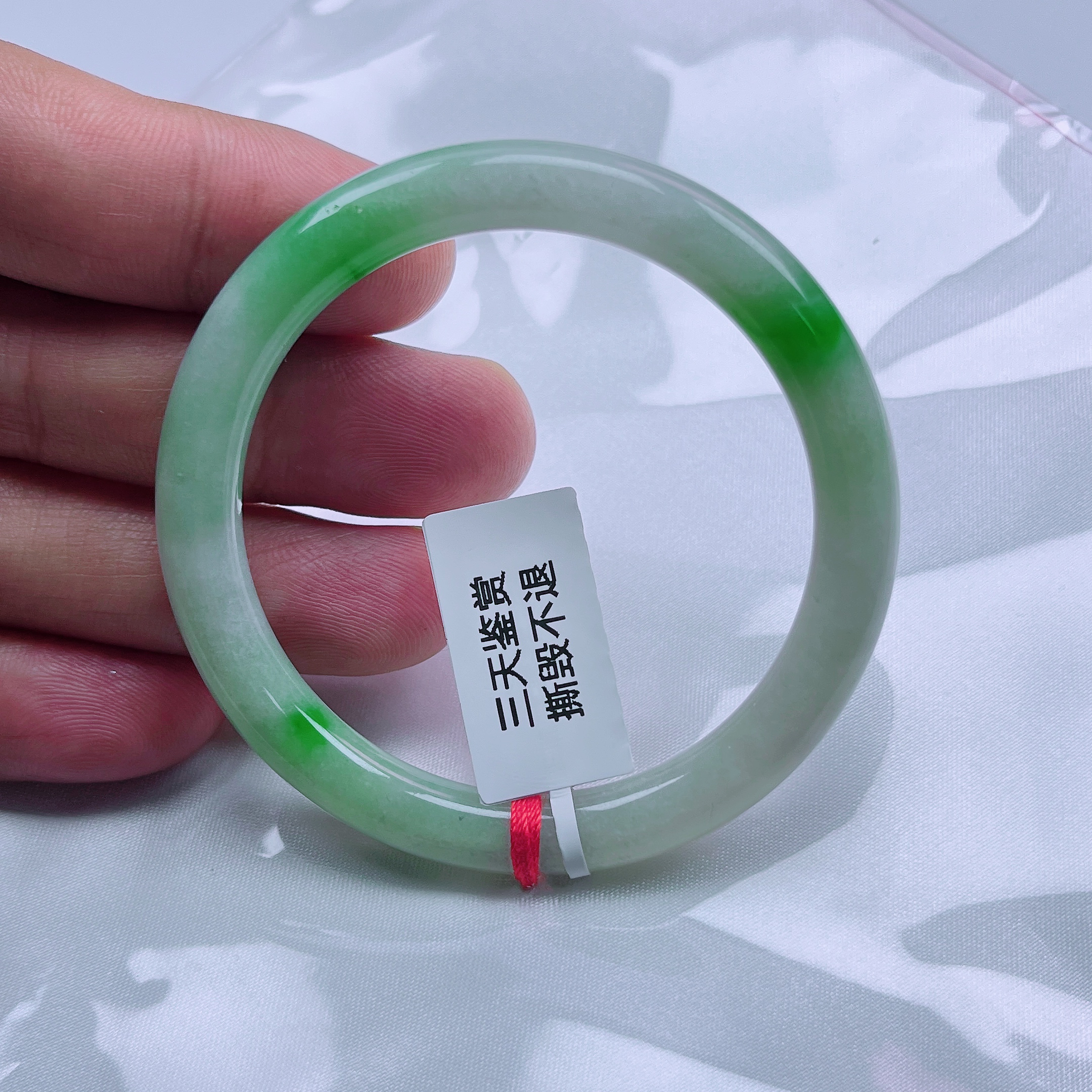 缅甸天然A货翡翠手镯52.0圈口飘绿