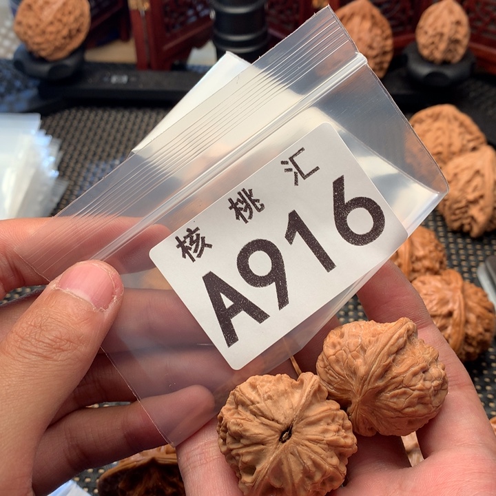 文玩核桃吊坠小金鱼