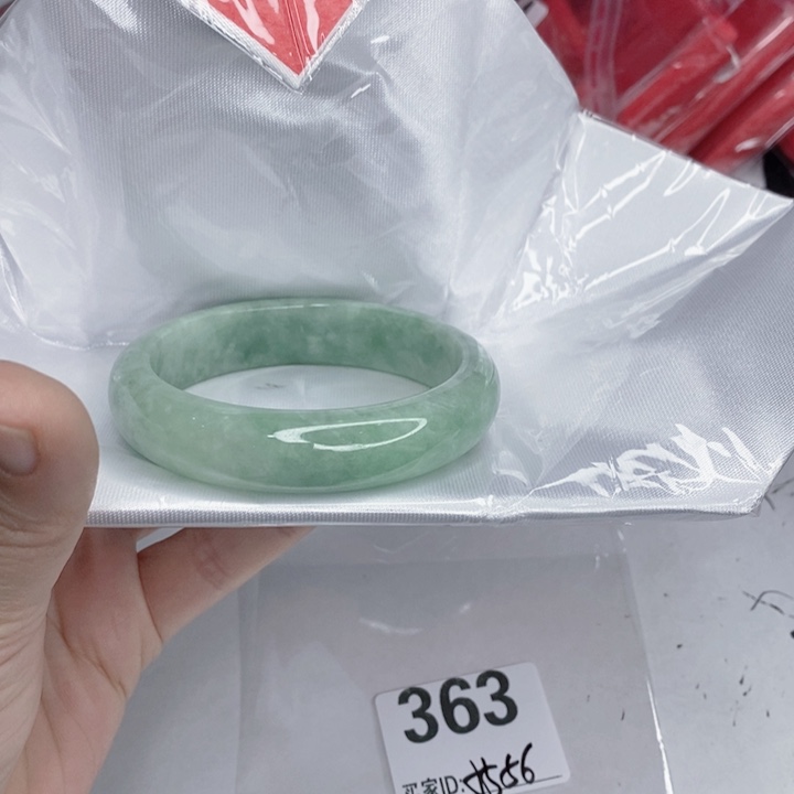 翡翠未镶嵌手镯一图一物实物为准（微瑕处理）