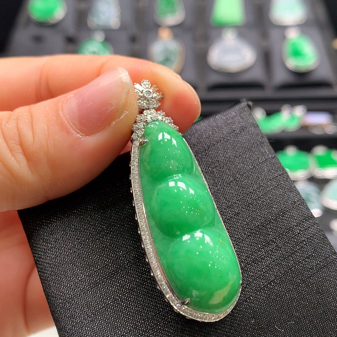 翡翠18K金镶嵌颈饰福豆