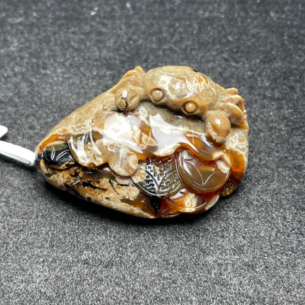 1-21天然缅甸琥珀溶洞八方来财吊坠24.77g