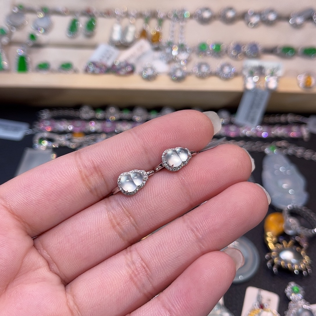 18K金镶嵌翡翠耳饰葫芦