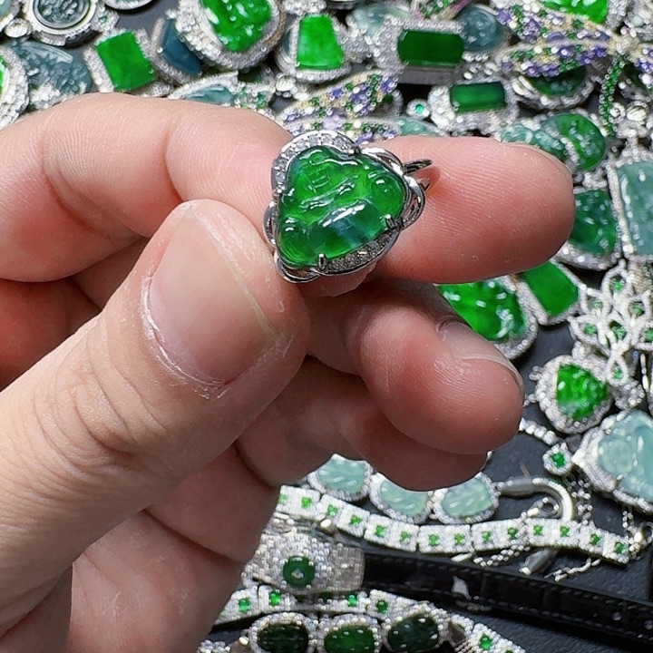 翡翠颈饰未镶嵌天然A货翡翠放漏