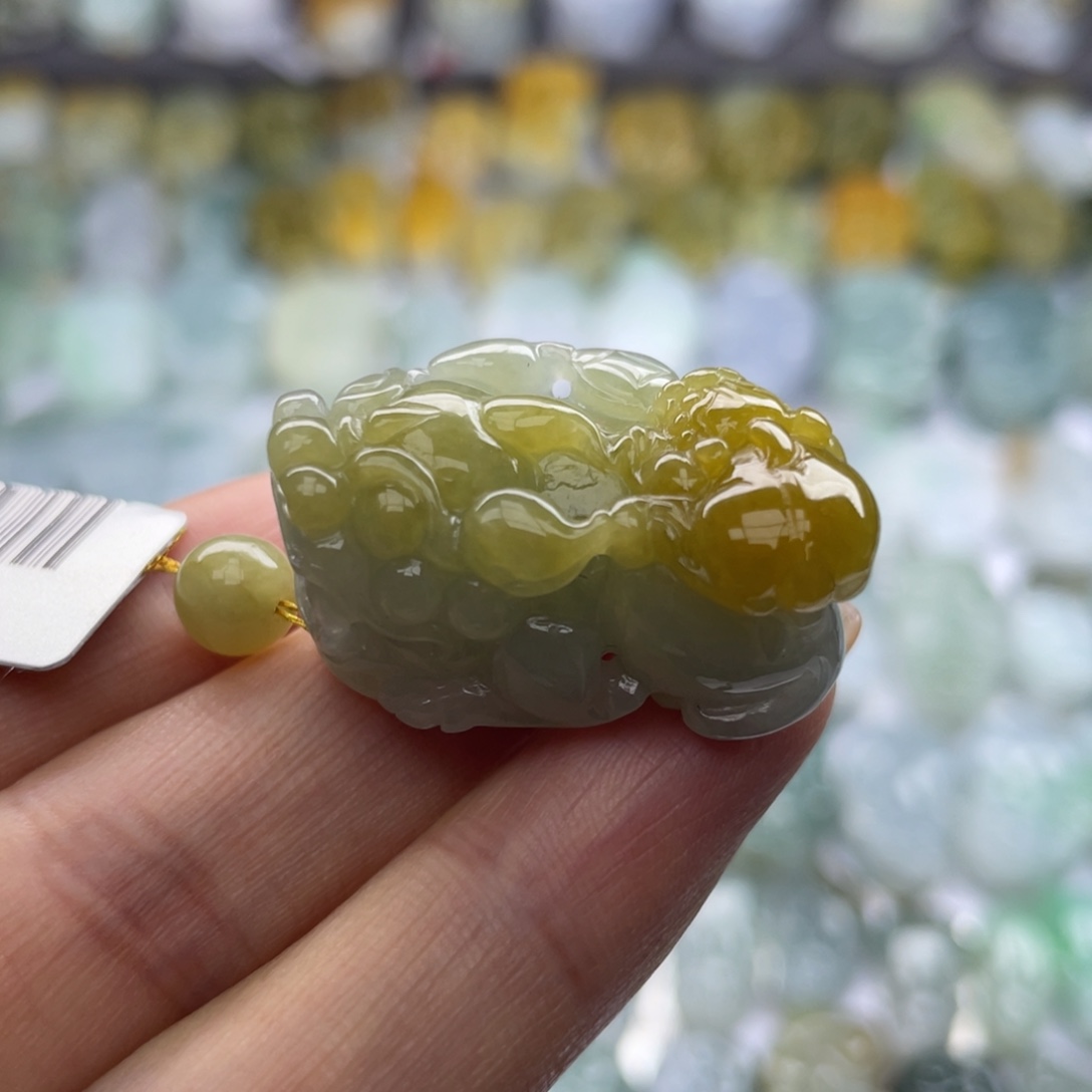 翡翠未镶嵌颈饰貔貅
