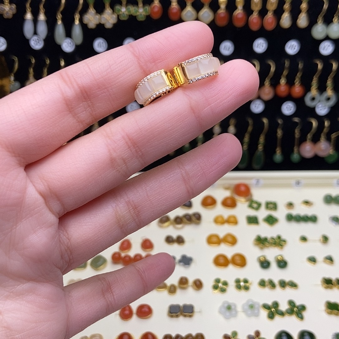 萝***萝和田玉银S925镶嵌耳饰