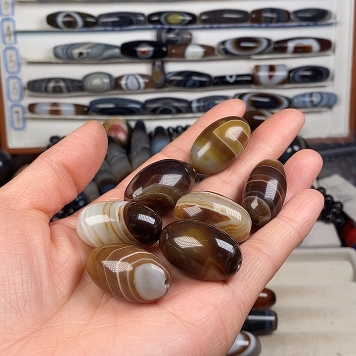 。****玛瑙/玉髓未镶嵌珠宝半成品