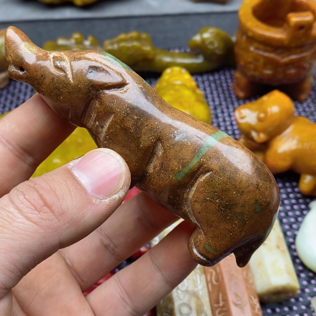 蛇纹石玉颈饰未镶嵌