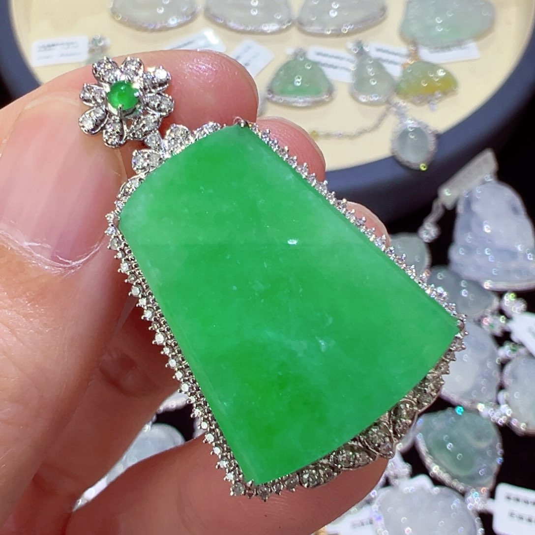 颈饰18K金镶嵌翡翠H****k吊坠