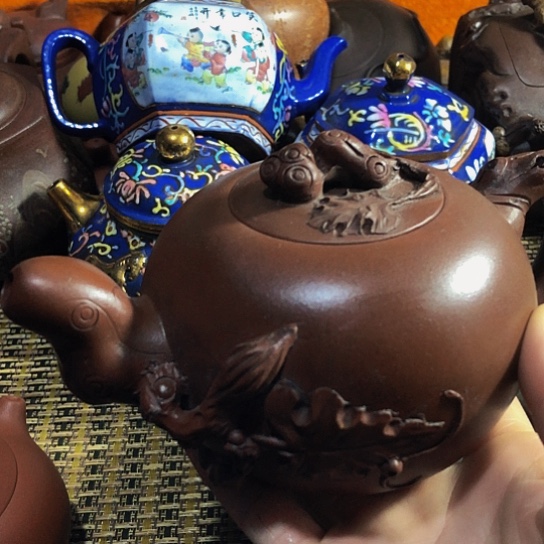 紫砂茶壶原矿泥料手工制作的紫砂壶。