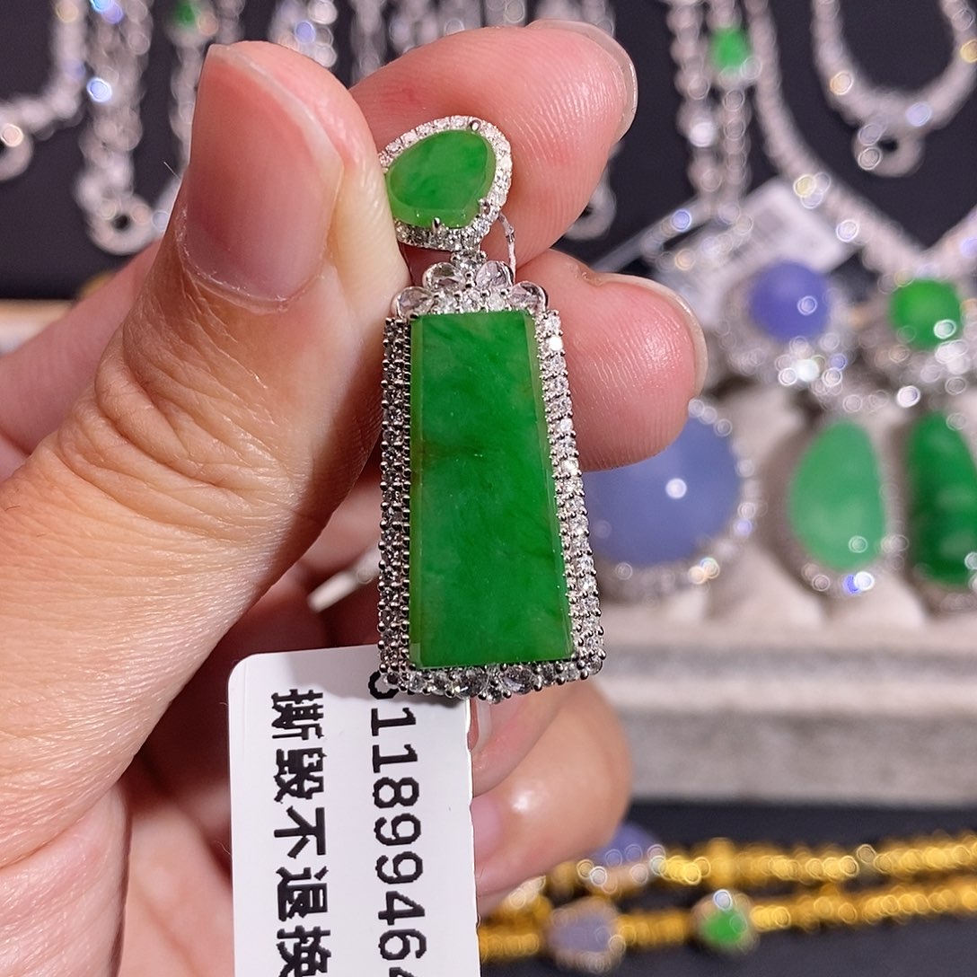 翡翠18K金镶嵌耳饰