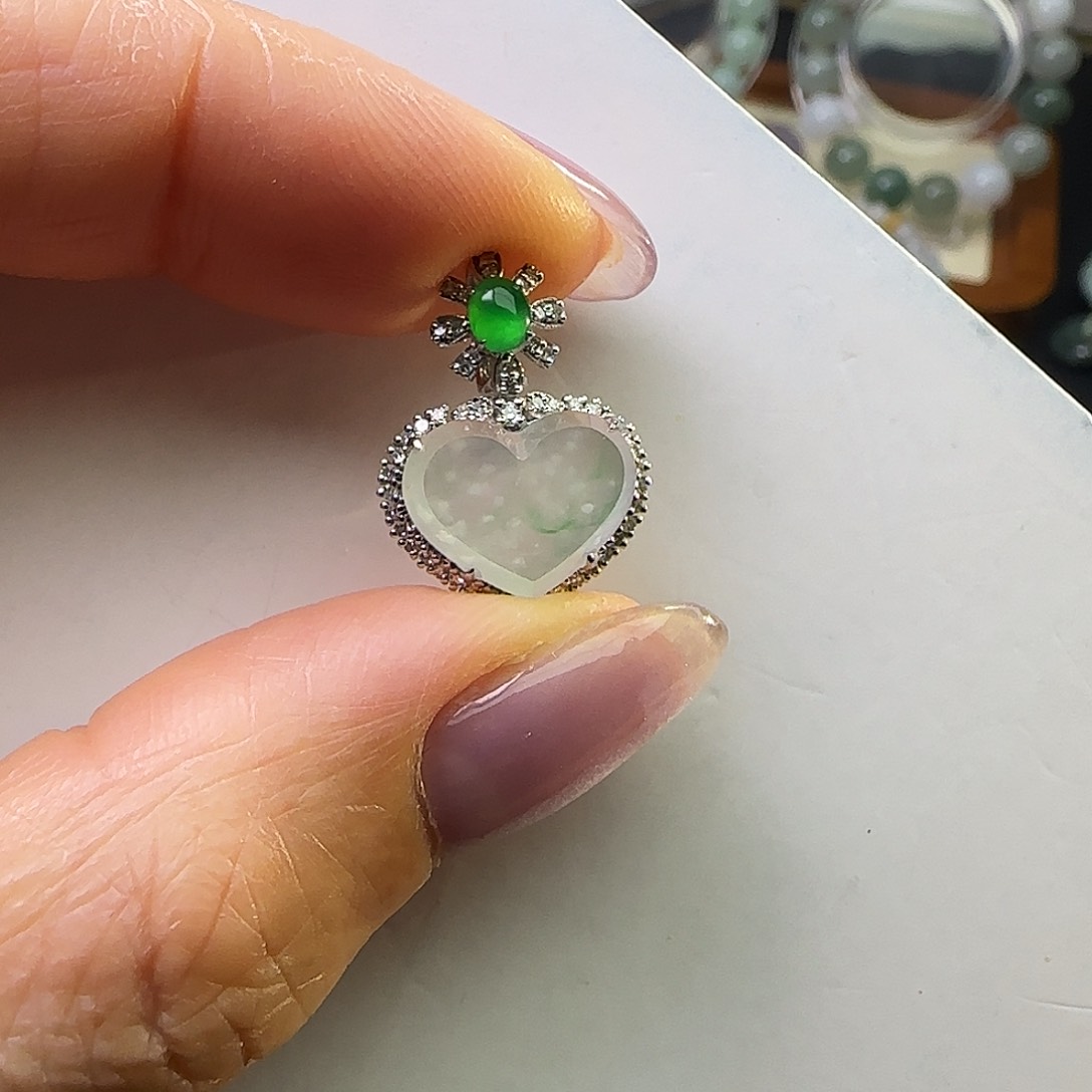 翡翠18K金镶嵌颈饰天然缅料A货 爱心雪花棉