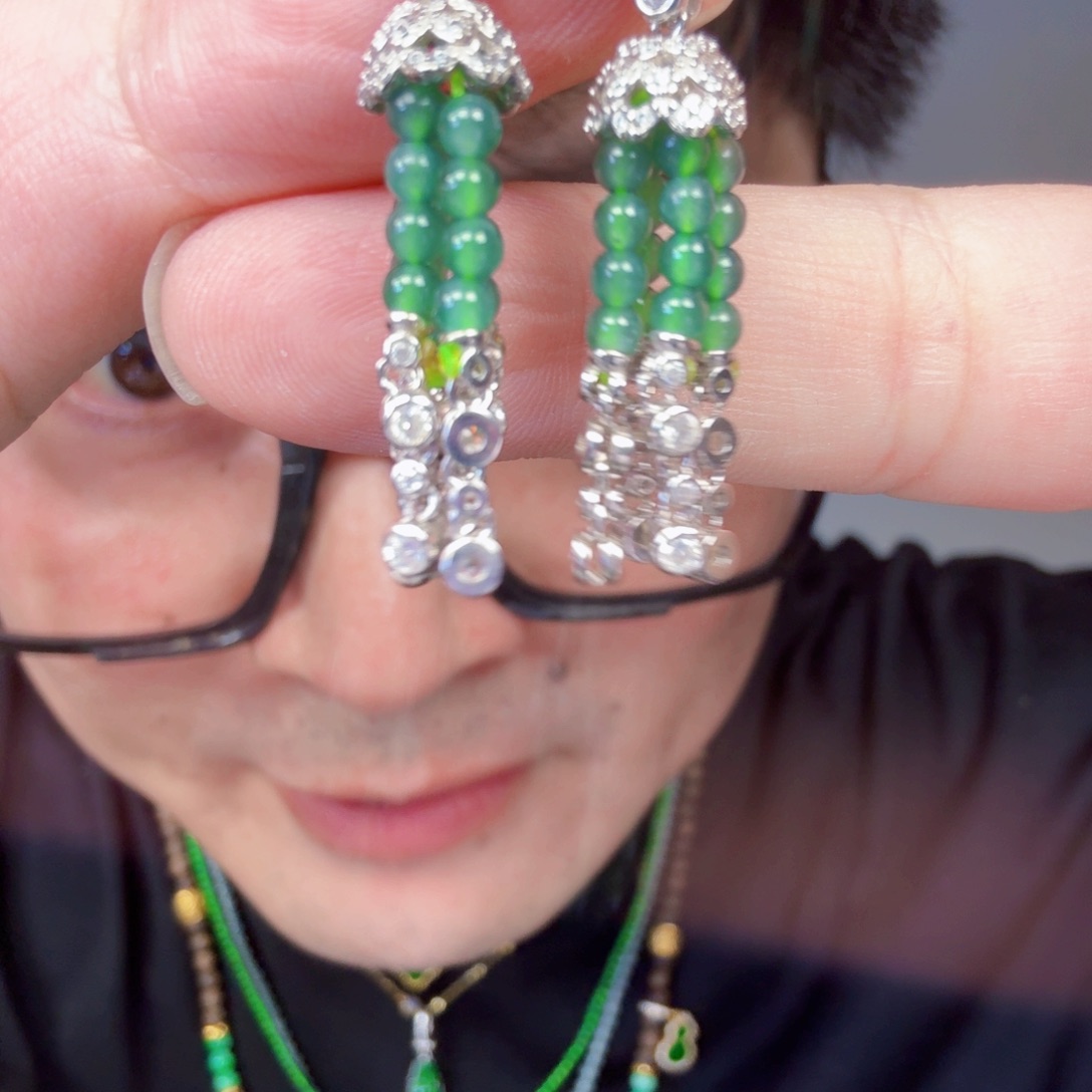 翡翠未镶嵌颈饰一对