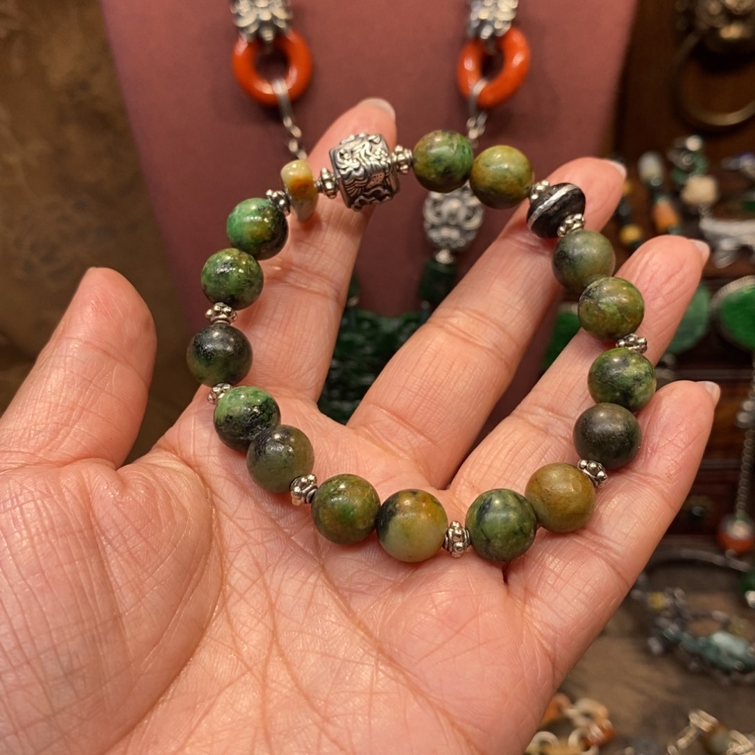 翡翠吊坠(赠链)未镶嵌