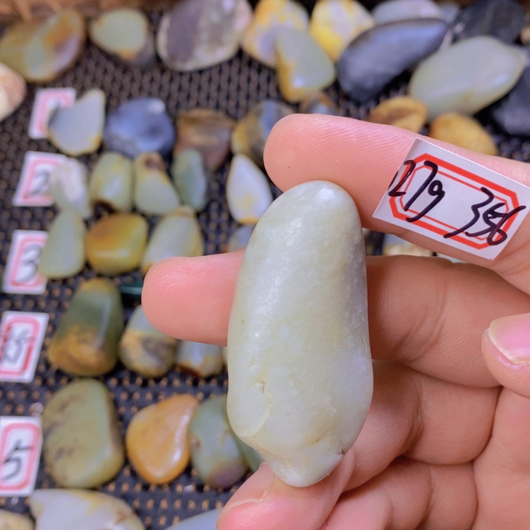 颈饰未镶嵌和田玉（糖玉）