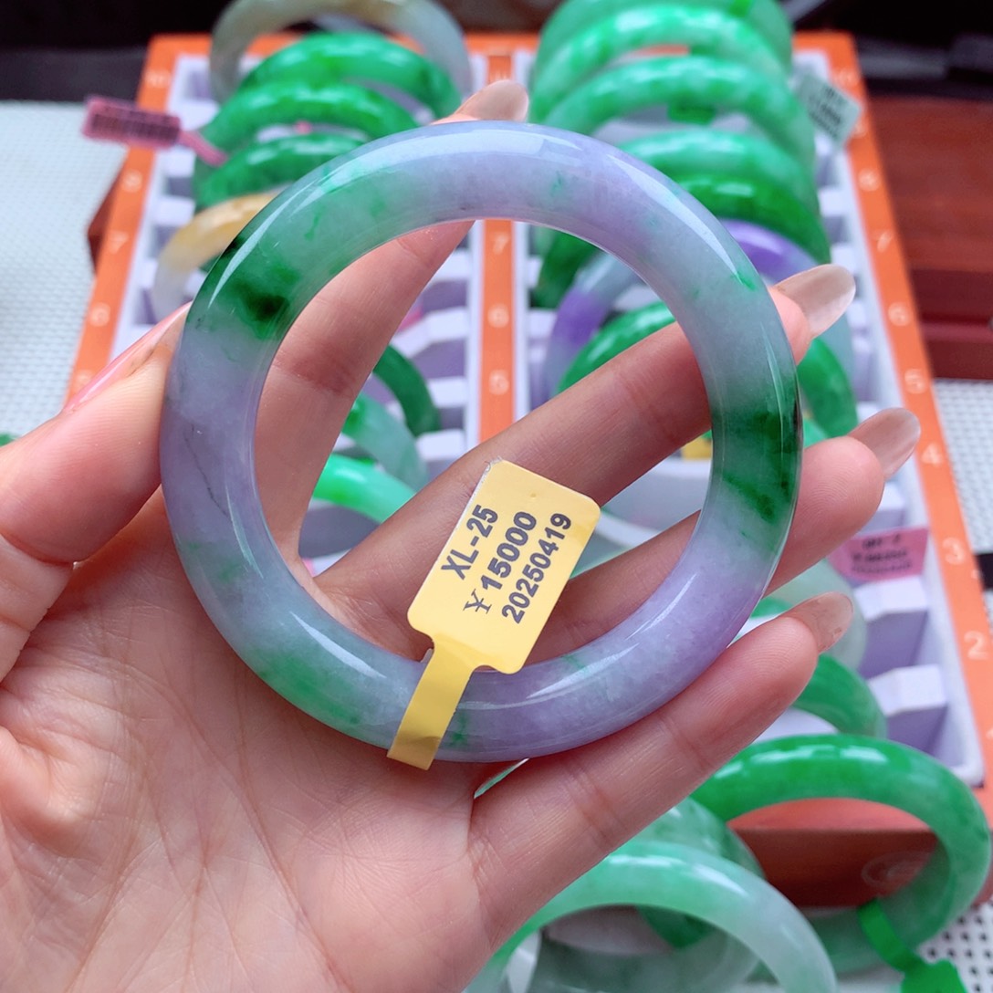 翡翠手镯未镶嵌翡翠