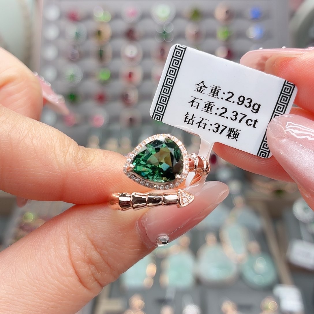 18K金镶嵌戒指碧玺2.37。