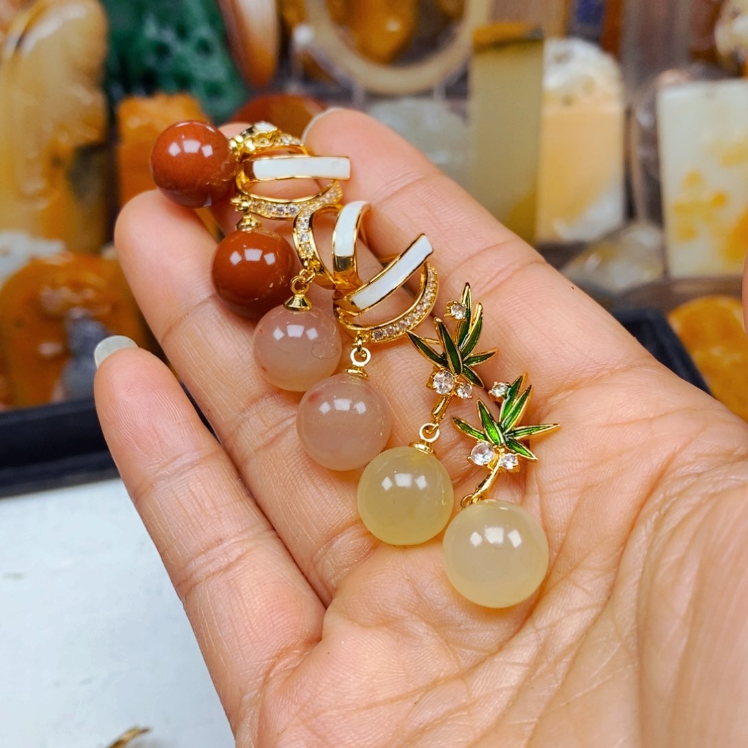 石英质玉（黄龙玉）颈饰未镶嵌