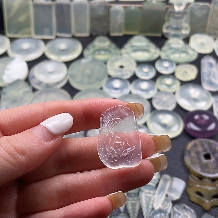 岫玉未镶嵌颈饰鹿牌