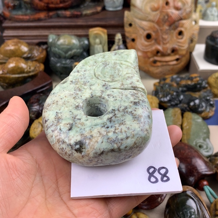 岫岩河磨玉（透闪石质玉）手把件有瑕未镶嵌