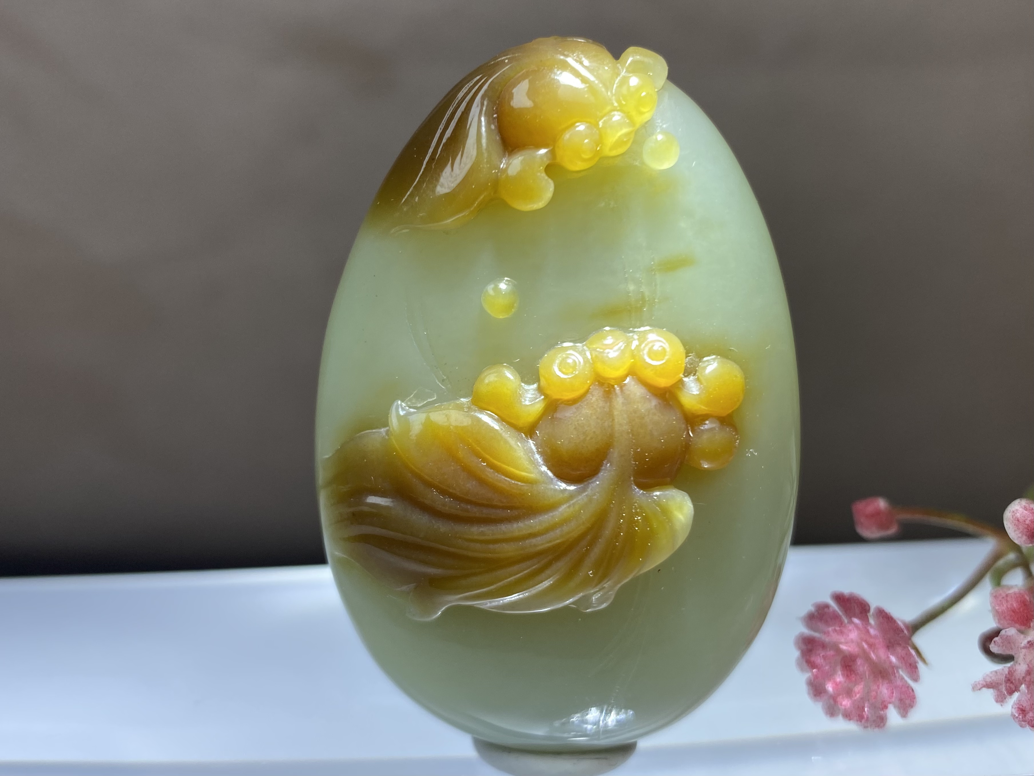 和田且末糖白纯手工雕刻年年有余吊坠俏色