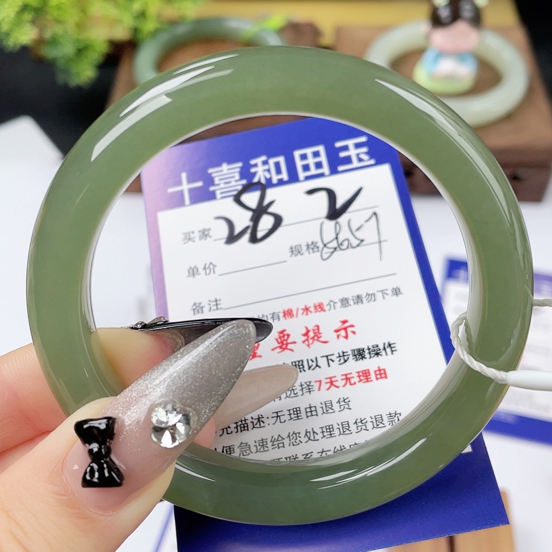 和田玉未镶嵌手镯