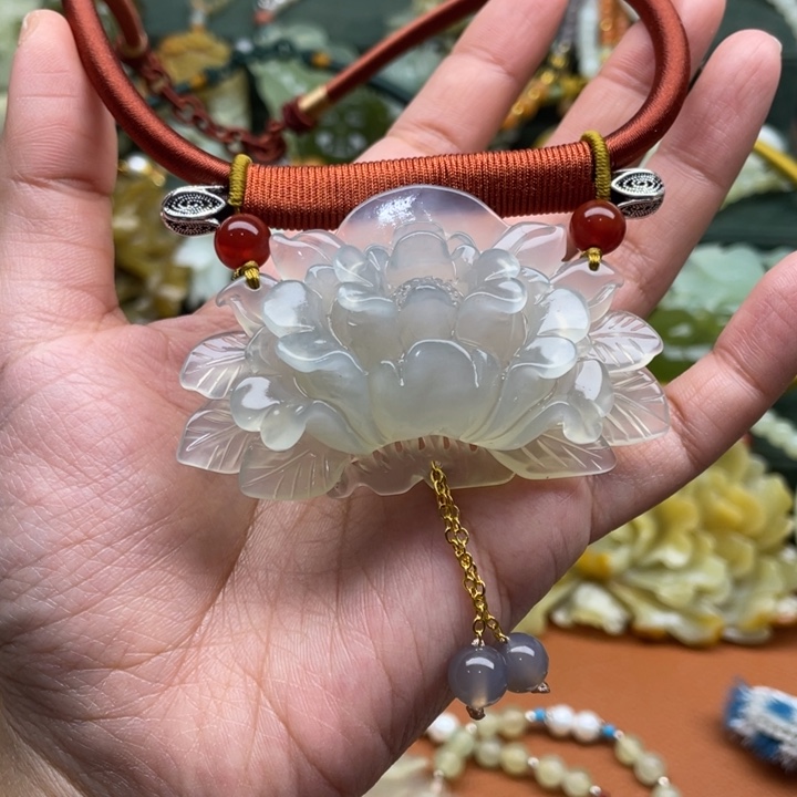 蛇纹石玉吊坠合金