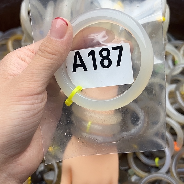 @***然玛瑙/玉髓未镶嵌手镯187