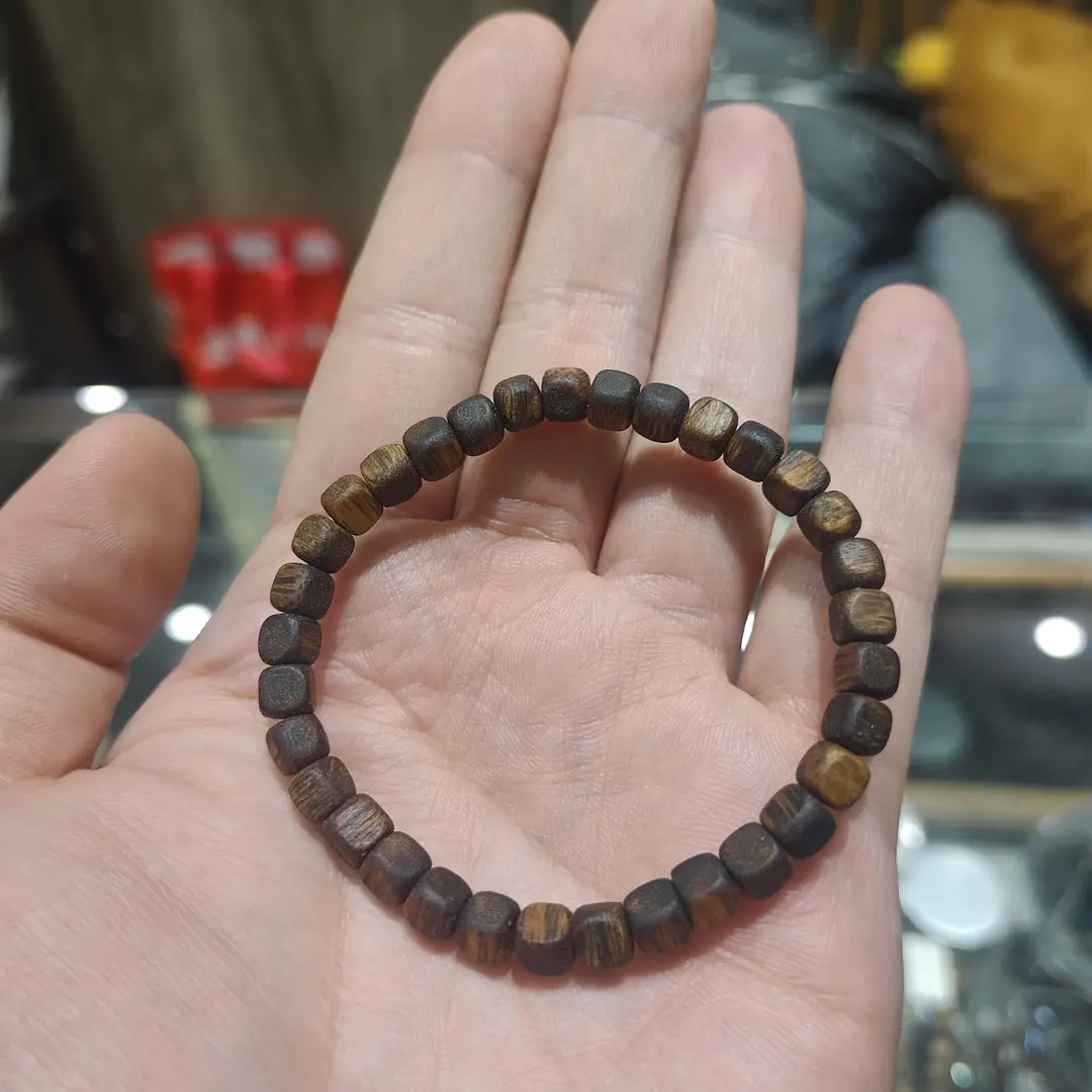 沉香【E484】沉香“真方糖”99结油对棱卡6.6mm左右手串莺歌绿奇楠