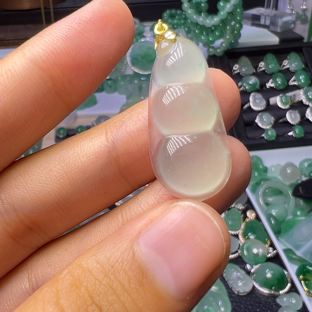 石英质玉（非洲翠）未镶嵌颈饰