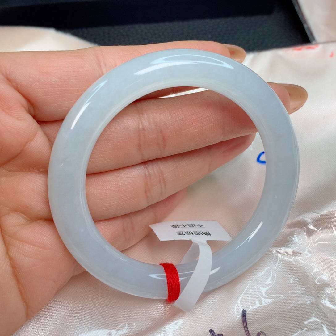 翡翠手镯未镶嵌……………..