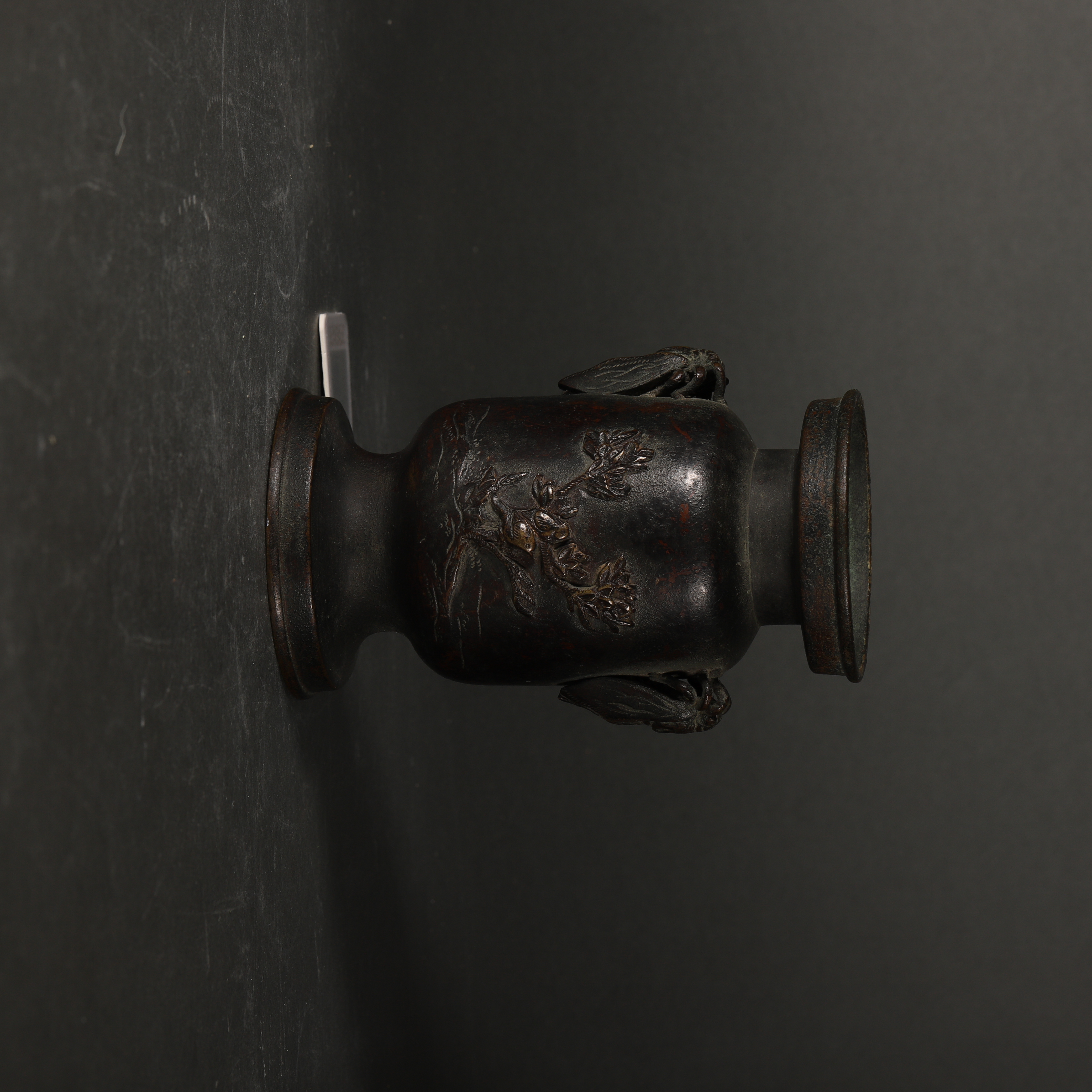 Lot44 清代 花鸟纹蝉耳香瓶