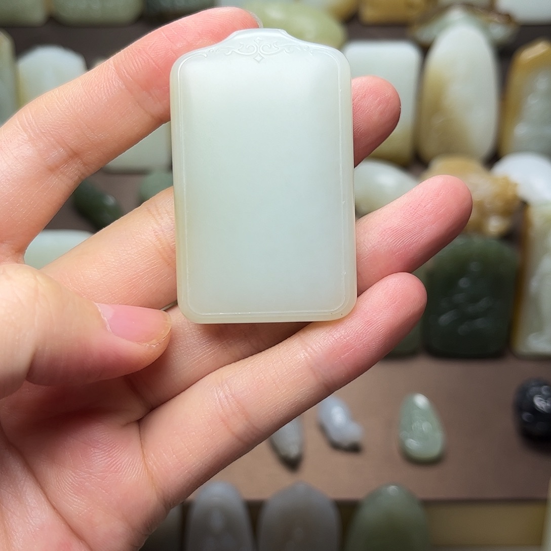 和田玉颈饰未镶嵌心**方