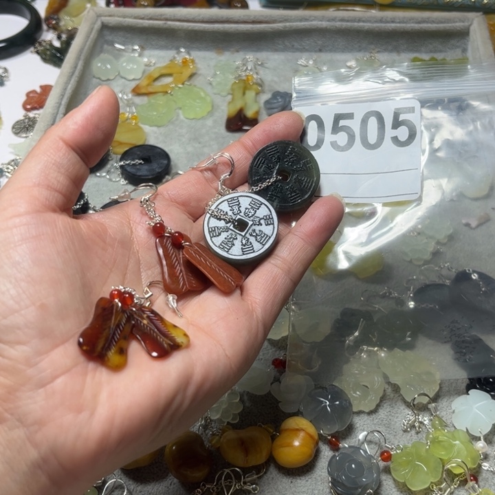 一***排蛇纹石玉未镶嵌耳饰