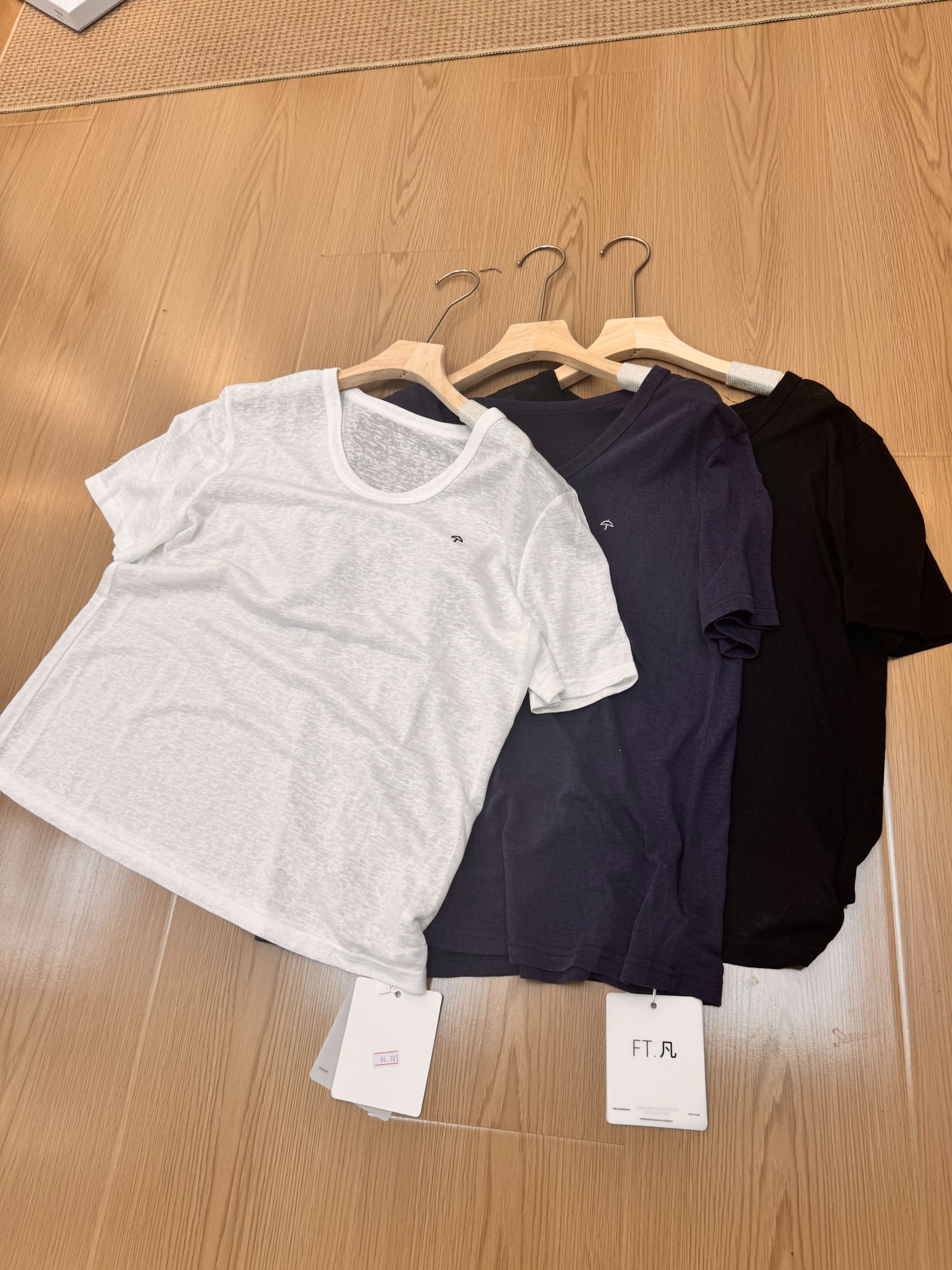 夏季V领简约刺绣小标短袖上衣96101