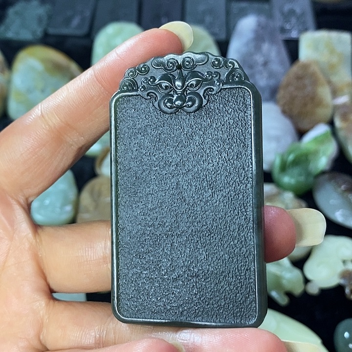 和田玉（糖玉）未镶嵌颈饰无事牌。 