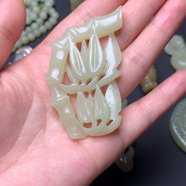 和田玉颈饰未镶嵌