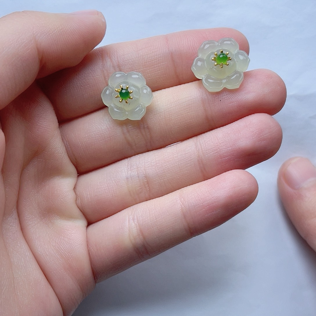 和田玉耳钉。k k银S925镶嵌