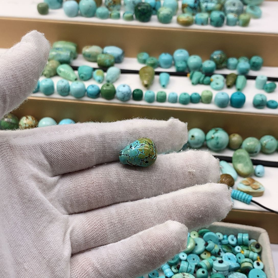 北***风绿松石未镶嵌挂件