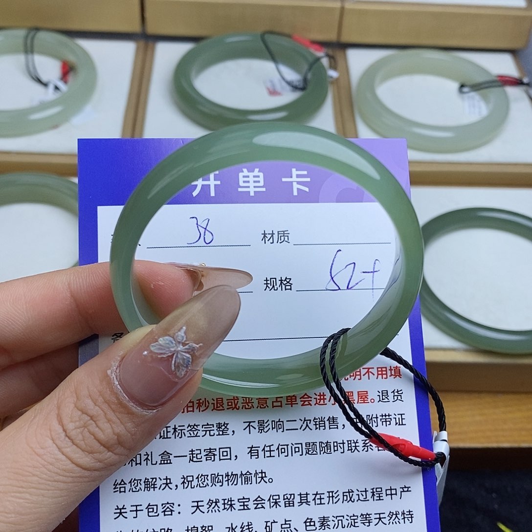 和田玉手镯未镶嵌越** QD