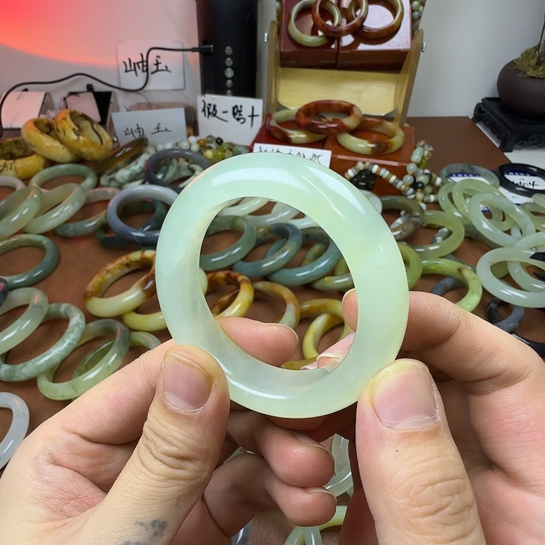 @***芽蛇纹石玉未镶嵌手镯