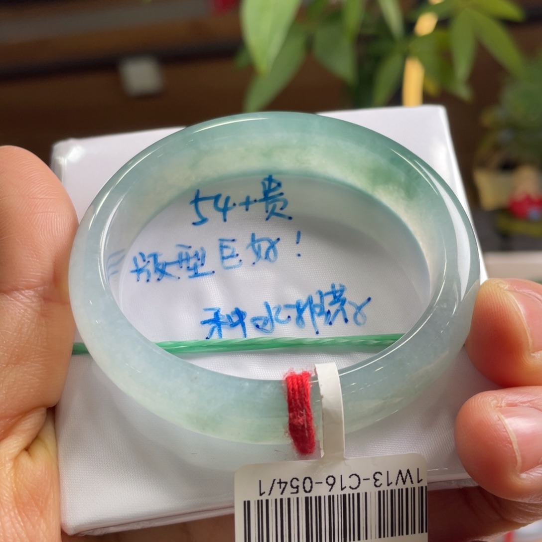 翡翠手镯未镶嵌翡翠