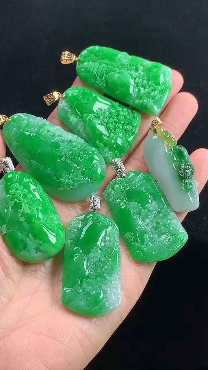 辣绿精雕山水牌翡翠吊坠