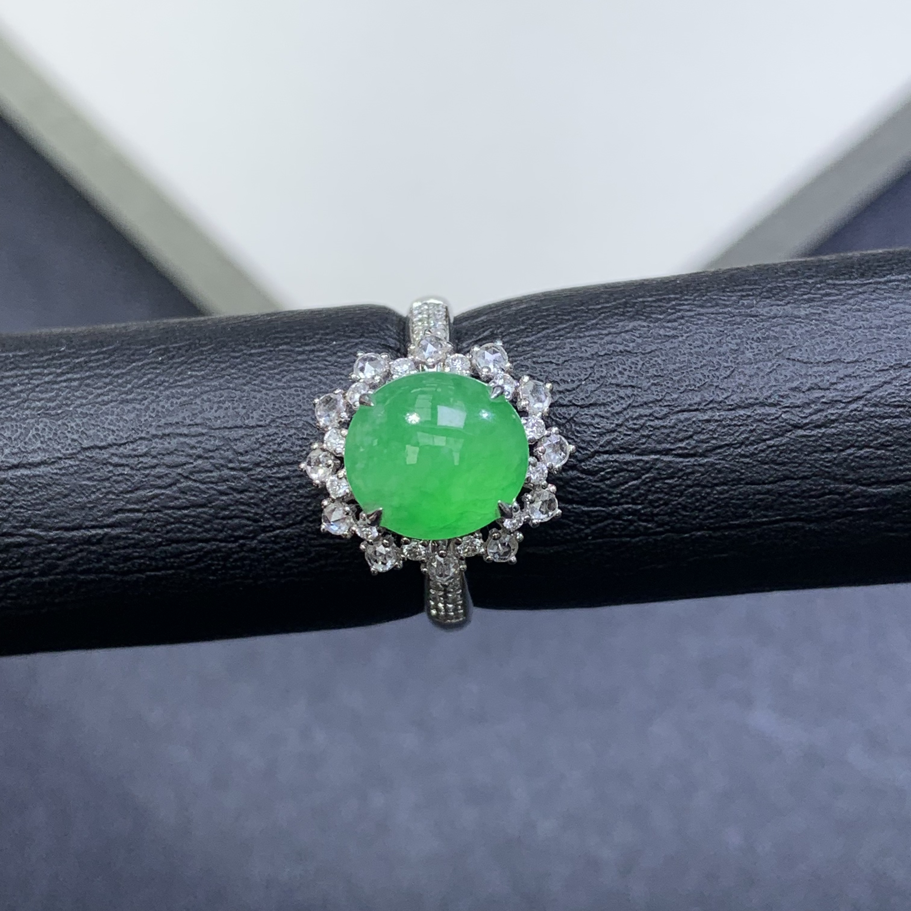 新品推荐·18K金冰种阳绿蛋面缅A翡翠玉石戒指气质轻奢