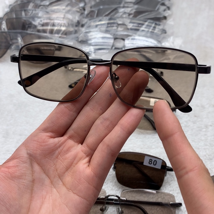 浅茶色全框款式眼镜